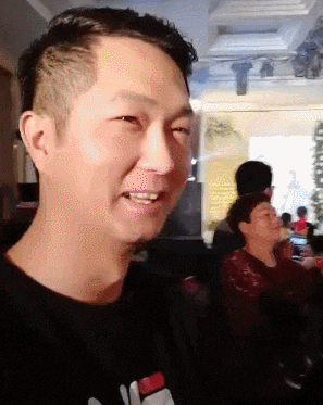 “妹子睡覺把腳伸我這，要給她點教訓嗎？”哈哈哈撓她的腳心才對