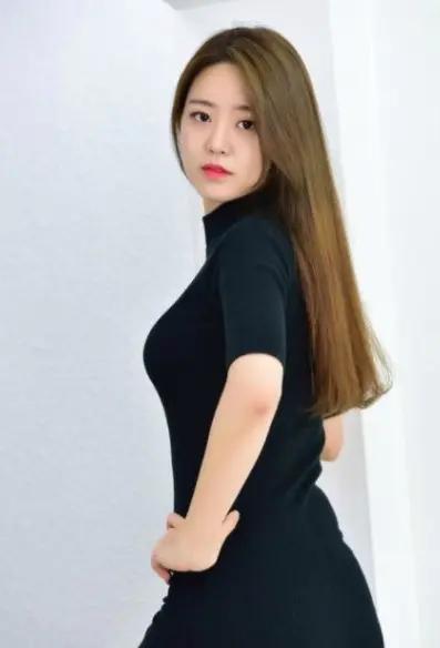 冷艷豐滿美女的制服誘惑，性感嬌俏肥胸翹臀，楚楚動(dòng)人！