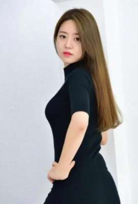 美女視頻誘惑(冷艷豐滿美女的制服誘惑，性感嬌俏肥胸翹臀，楚楚動(dòng)人)