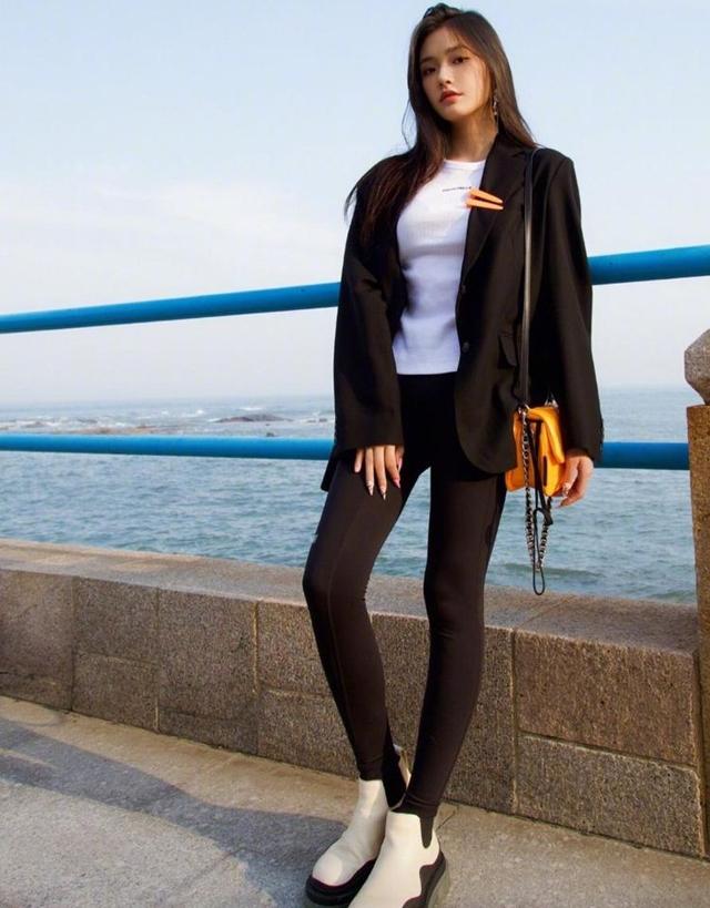 “鯊魚褲+拖鞋”的網(wǎng)紅式穿搭，帶偏多少普通女孩？顯腿粗還卡襠