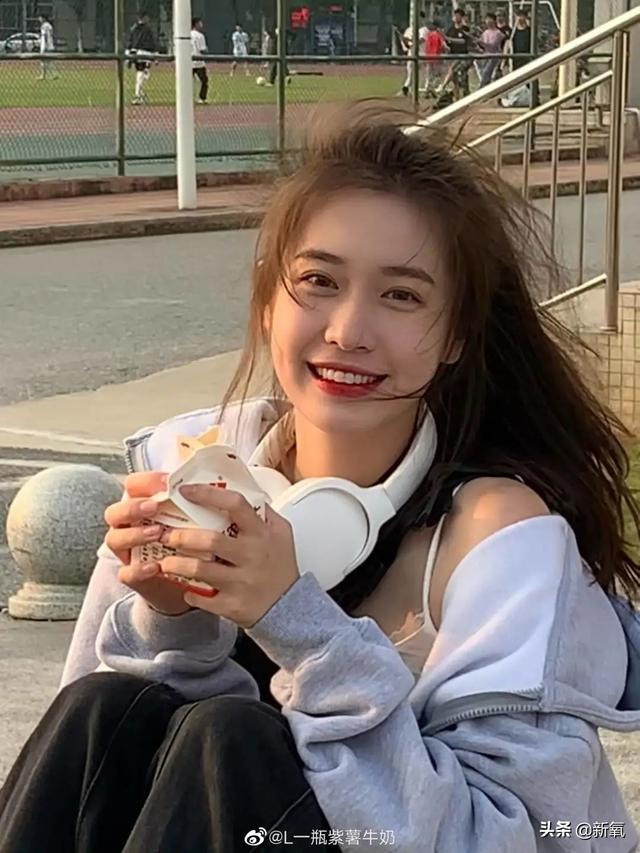 這張憂(yōu)郁的甜妹臉，隨便一張都是會(huì)被美少女們拿來(lái)做頭像的程度