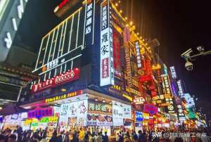 打女孩屁股(長沙街頭出現(xiàn)大量低俗直播，男主播用拖鞋打女主播屁股，不堪入目)