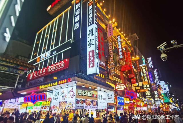 長沙街頭出現(xiàn)大量低俗直播，男主播用拖鞋打女主播屁股，不堪入目