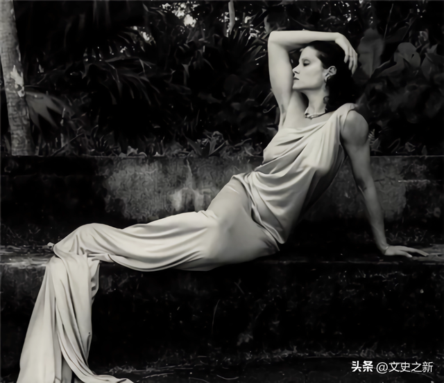 美女間諜辛西婭：色誘多個敵人，偷情報時暴露行蹤，脫光衣服保命