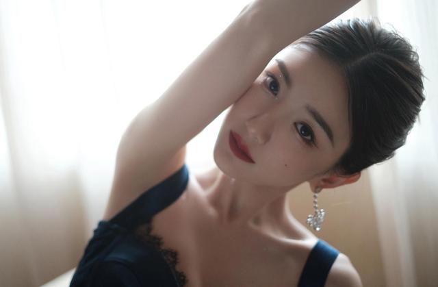八位美女寫(xiě)真，風(fēng)姿綽約小天仙，驚鴻一瞥清流溪，有你喜歡的嗎？