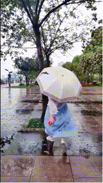 “妹子睡覺把腳伸我這，要給她點教訓嗎？”哈哈哈撓她的腳心才對