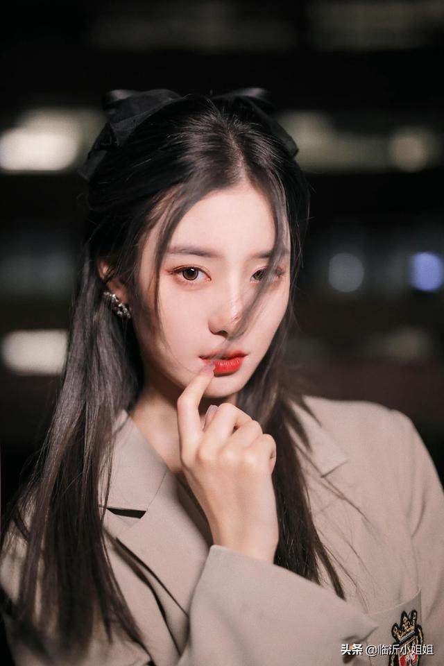 徐藝洋，性感嫵媚的清爽美女，俏麗冷艷的外形，美爆啦