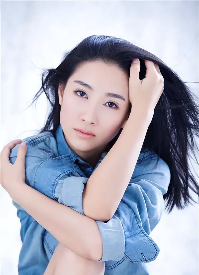 “自帶苦相”的九位女星，個(gè)個(gè)愁容滿面，演什么都喪，太吃虧了