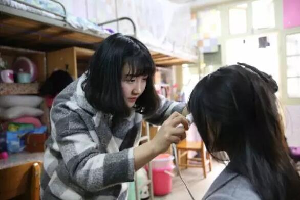 女生宿舍中會(huì)發(fā)生的4件事，有笑有淚，學(xué)姐：滿滿都是回憶