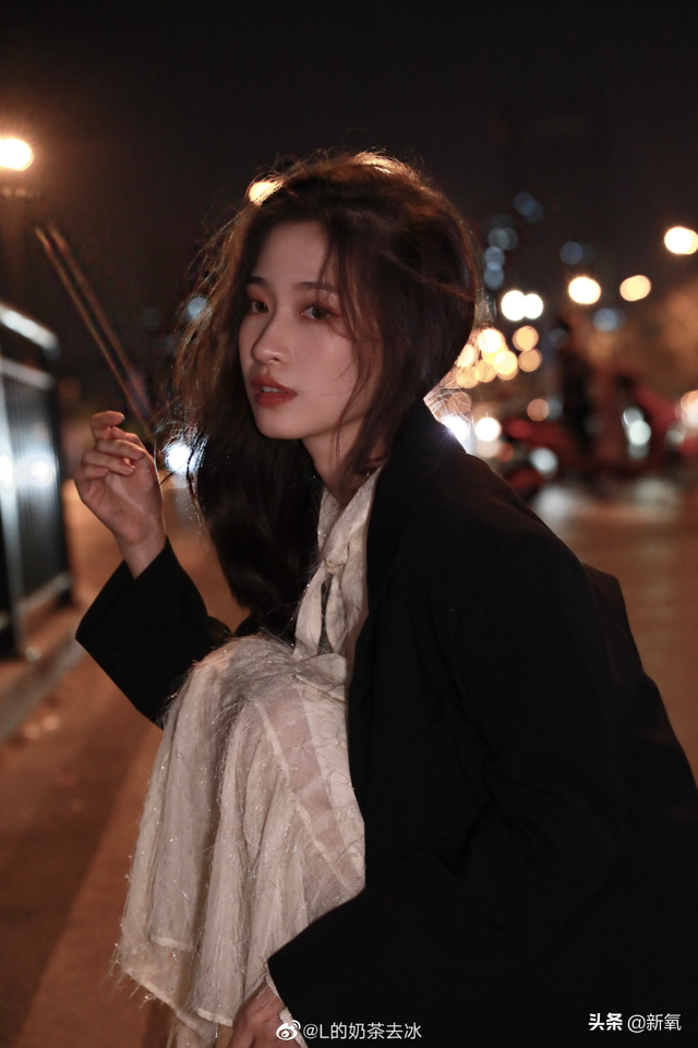 這張憂(yōu)郁的甜妹臉，隨便一張都是會(huì)被美少女們拿來(lái)做頭像的程度