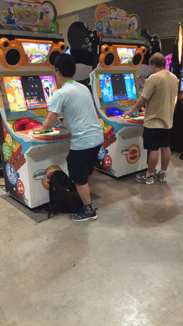“妹子睡覺把腳伸我這，要給她點教訓嗎？”哈哈哈撓她的腳心才對
