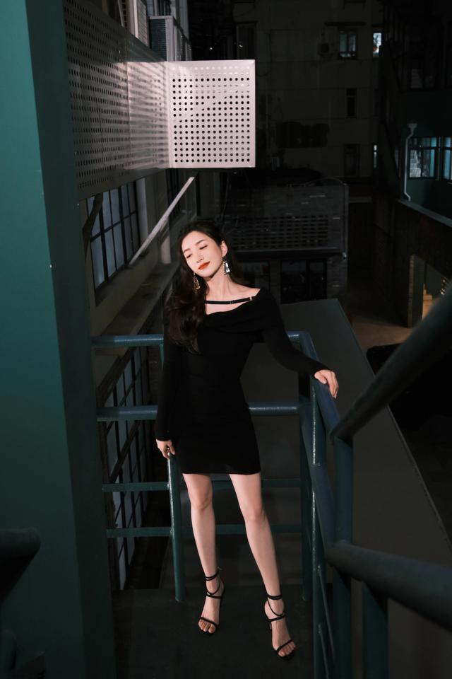 八位美女寫(xiě)真，風(fēng)姿綽約小天仙，驚鴻一瞥清流溪，有你喜歡的嗎？