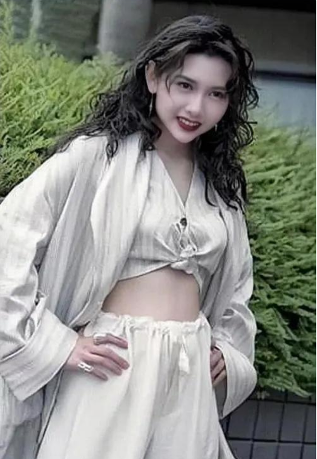7位“一脫成名”的女星，有人成一線有人嫁豪門，有人成“癲王”
