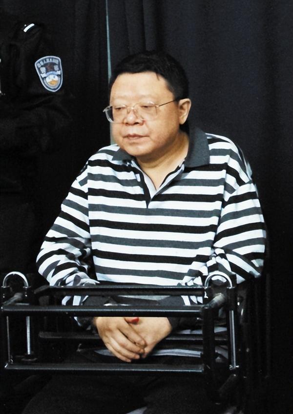 “打黑局長(zhǎng)”文強(qiáng)墮落史：霸占女警花10年，被捕時(shí)家中發(fā)現(xiàn)2000萬(wàn)