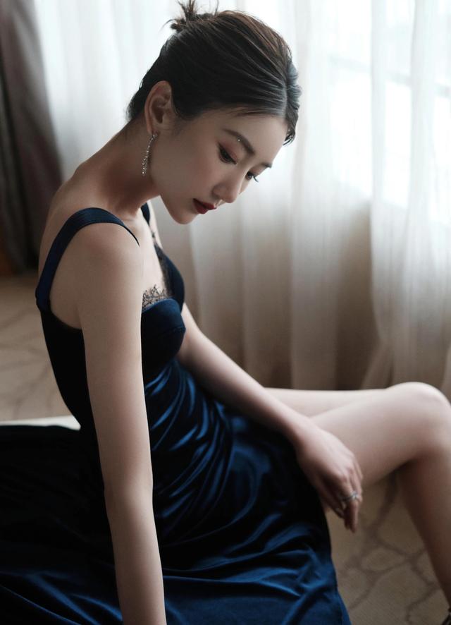 八位美女寫(xiě)真，風(fēng)姿綽約小天仙，驚鴻一瞥清流溪，有你喜歡的嗎？