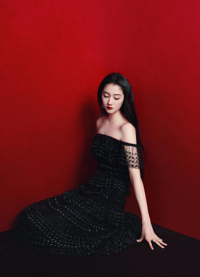 八位美女寫(xiě)真，風(fēng)姿綽約小天仙，驚鴻一瞥清流溪，有你喜歡的嗎？