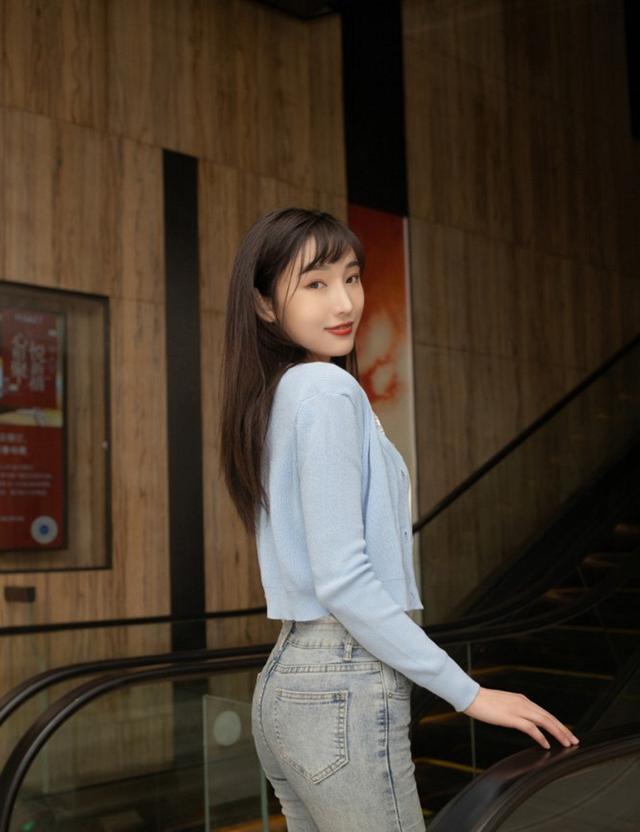 時尚性感的牛仔褲美女，簡單的牛仔褲讓美女穿出了高級的時尚感