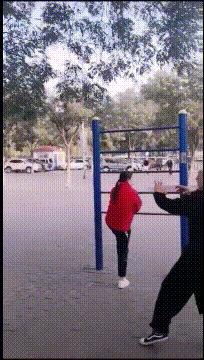“妹子睡覺把腳伸我這，要給她點教訓嗎？”哈哈哈撓她的腳心才對