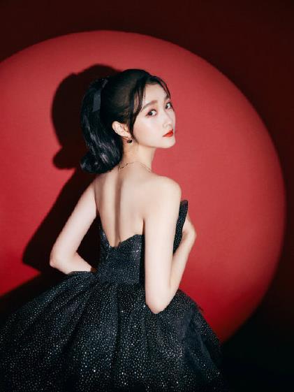 歐陽娜娜接班迪麗熱巴，嘗試性感路線嫵媚捂胸，小姑娘身材真有料