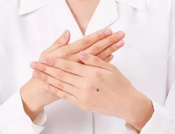左手?jǐn)嗾聘毁F命！4中女人好命手相