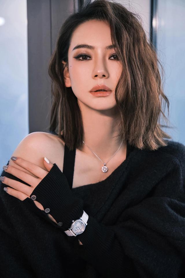 八位美女寫(xiě)真，風(fēng)姿綽約小天仙，驚鴻一瞥清流溪，有你喜歡的嗎？