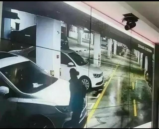 女大學(xué)生和男友在停車場發(fā)生關(guān)系，被男方拍視頻發(fā)到網(wǎng)上，引熱議