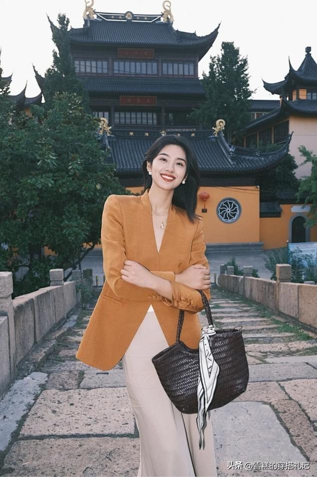 皮膚偏黃偏黑的女人，少穿大紅大綠！換成這些“高級色”，真洋氣