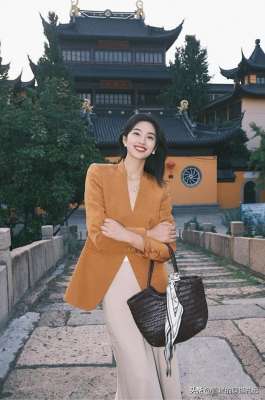 女人的顏色(皮膚偏黃偏黑的女人，少穿大紅大綠換成這些“高級色”，真洋氣)