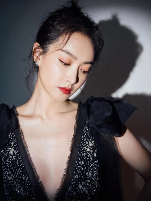 八位美女寫(xiě)真，風(fēng)姿綽約小天仙，驚鴻一瞥清流溪，有你喜歡的嗎？