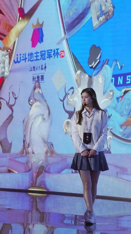 賽場靚麗風(fēng)景線——美女裁判