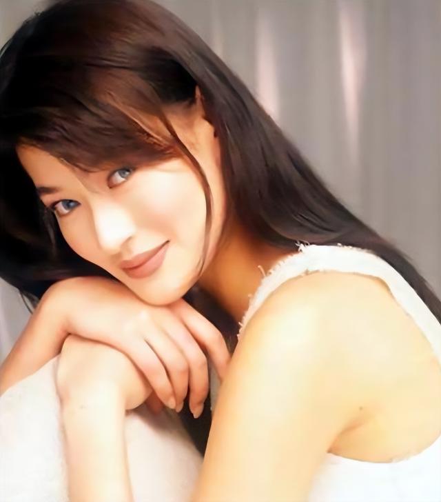 7位“一脫成名”的女星，有人成一線有人嫁豪門，有人成“癲王”