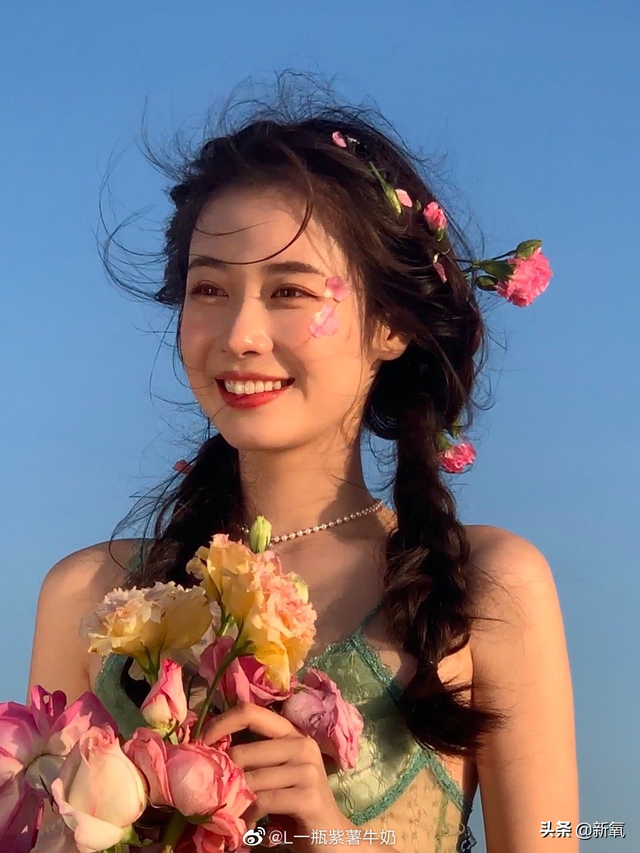這張憂(yōu)郁的甜妹臉，隨便一張都是會(huì)被美少女們拿來(lái)做頭像的程度