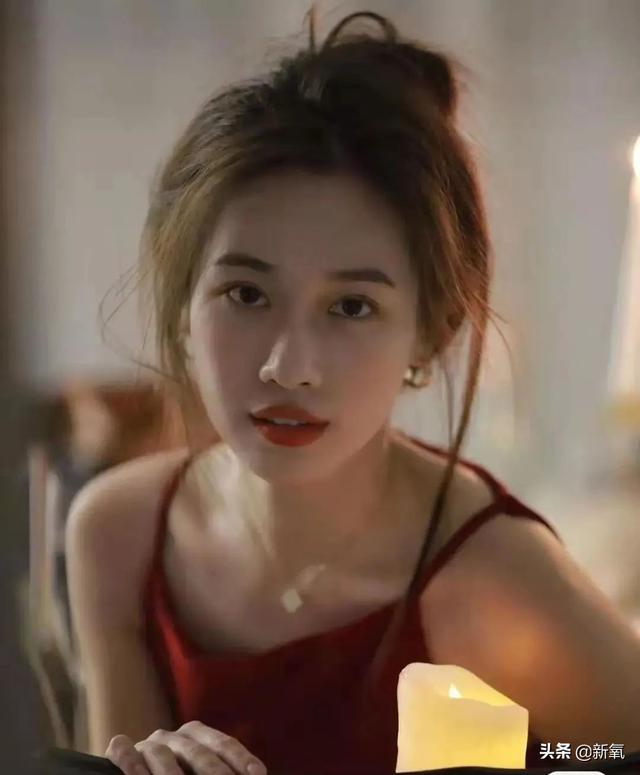 這張憂(yōu)郁的甜妹臉，隨便一張都是會(huì)被美少女們拿來(lái)做頭像的程度