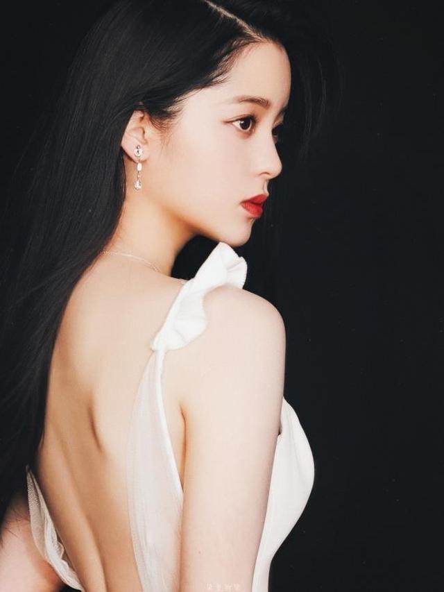 歐陽娜娜接班迪麗熱巴，嘗試性感路線嫵媚捂胸，小姑娘身材真有料