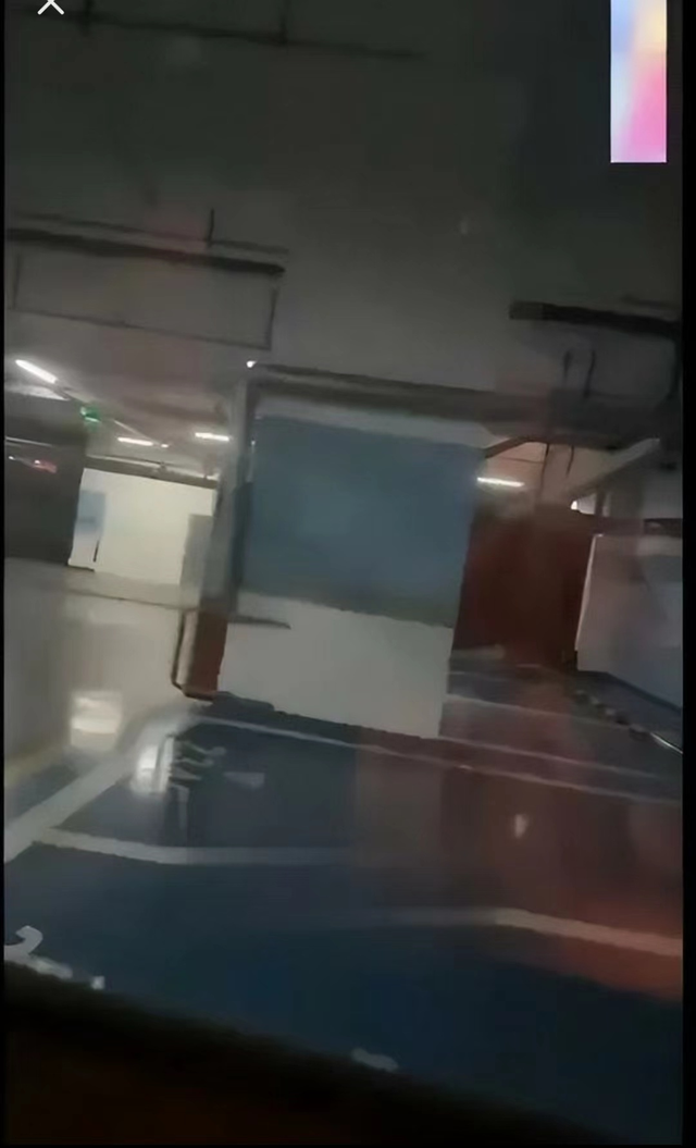 女大學(xué)生和男友在停車場發(fā)生關(guān)系，被男方拍視頻發(fā)到網(wǎng)上，引熱議