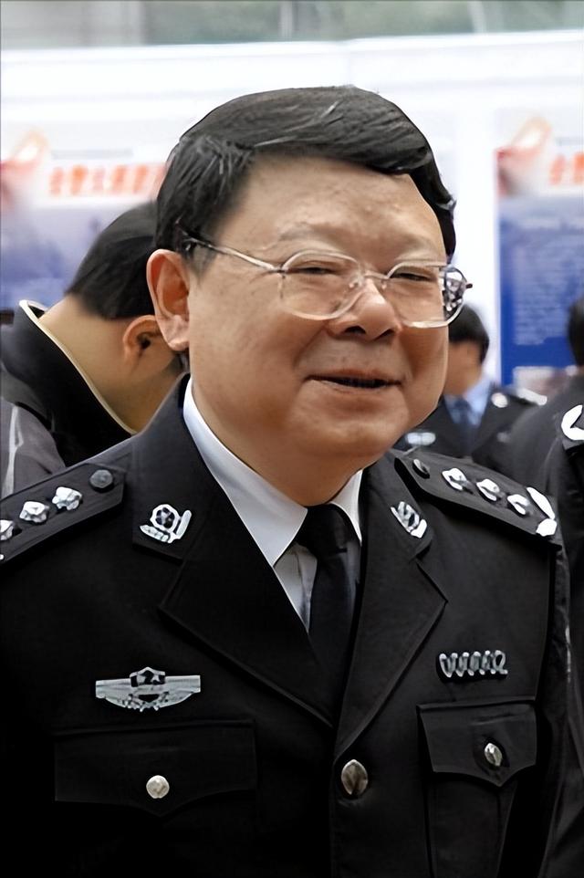 令人發(fā)指！強(qiáng)奸4名中學(xué)生，包養(yǎng)警花，玩弄女星，簡直罄竹難書