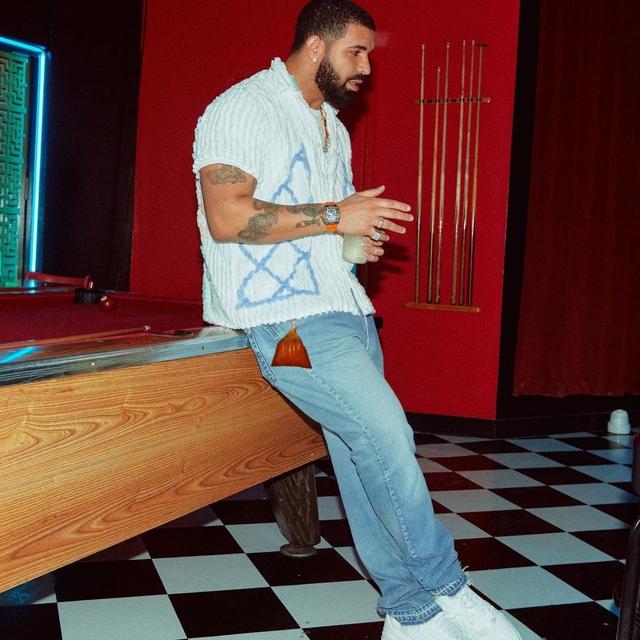 Drake偷拍美女路人照片，還發(fā)到網(wǎng)上？網(wǎng)友：詭異又可怕