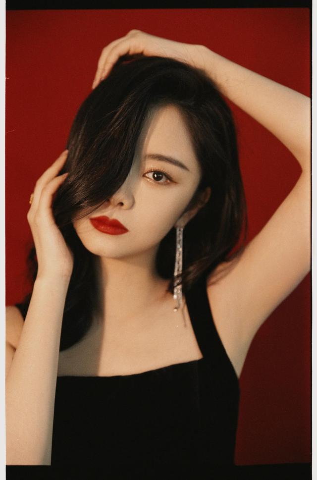 八位美女寫(xiě)真，風(fēng)姿綽約小天仙，驚鴻一瞥清流溪，有你喜歡的嗎？