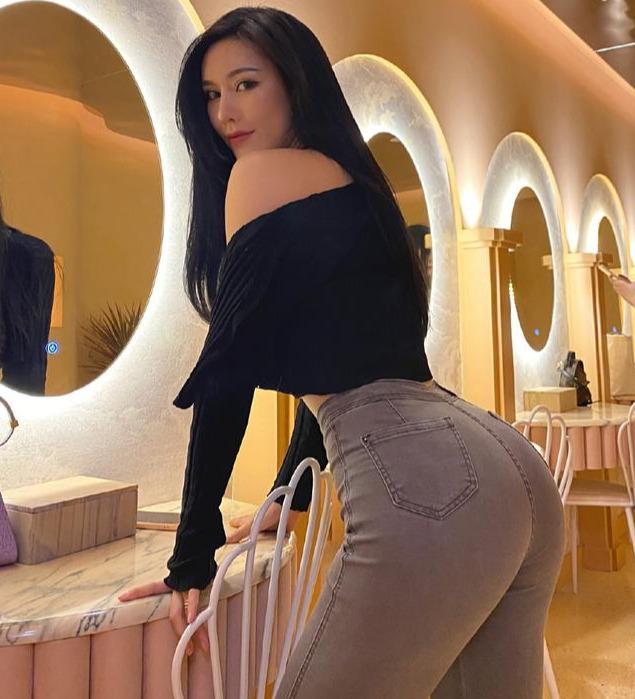 翹臀美女小辣椒J3，火辣身材完美腰臀比，堅持健身造就魔鬼身材