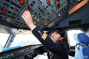 24美女(24歲美女駕民航客機(jī)一周飛四趟，從不穿裙子，第一次飛行滿手是汗)