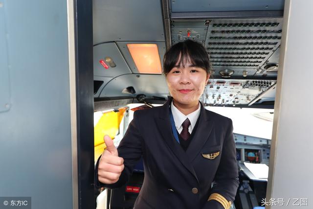 24歲美女駕民航客機(jī)一周飛四趟，從不穿裙子，第一次飛行滿手是汗