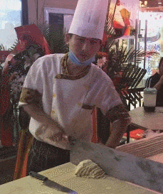 “妹子睡覺把腳伸我這，要給她點教訓嗎？”哈哈哈撓她的腳心才對