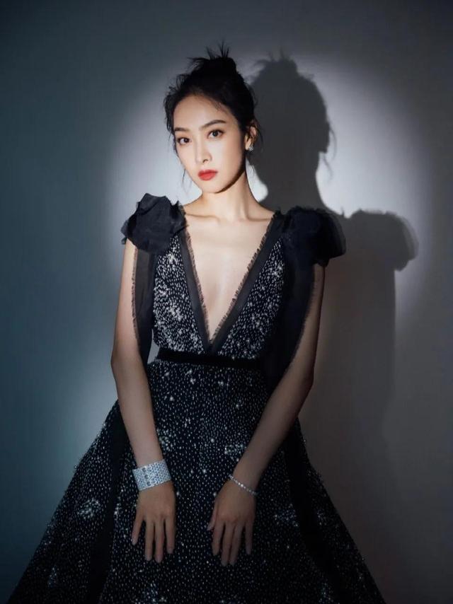 八位美女寫(xiě)真，風(fēng)姿綽約小天仙，驚鴻一瞥清流溪，有你喜歡的嗎？