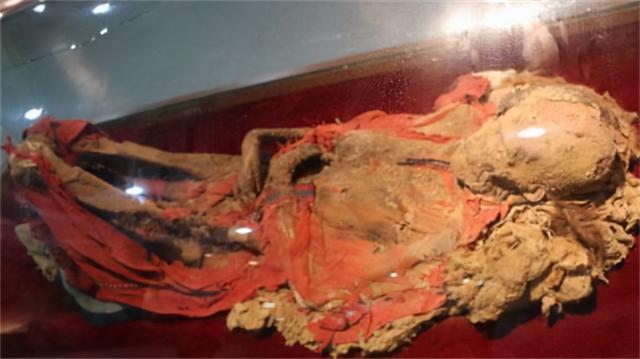2003年新疆挖出女干尸，骨骼紋路清晰，嘴唇還涂著2700年前的口紅