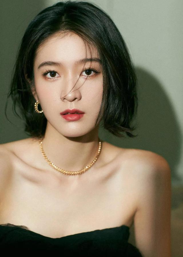 八位美女寫(xiě)真，風(fēng)姿綽約小天仙，驚鴻一瞥清流溪，有你喜歡的嗎？