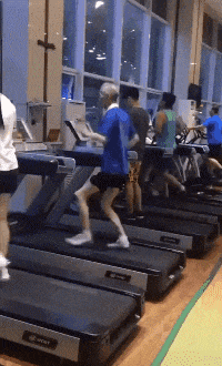 “妹子睡覺把腳伸我這，要給她點教訓嗎？”哈哈哈撓她的腳心才對