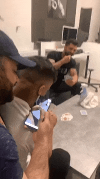 “妹子睡覺把腳伸我這，要給她點教訓嗎？”哈哈哈撓她的腳心才對