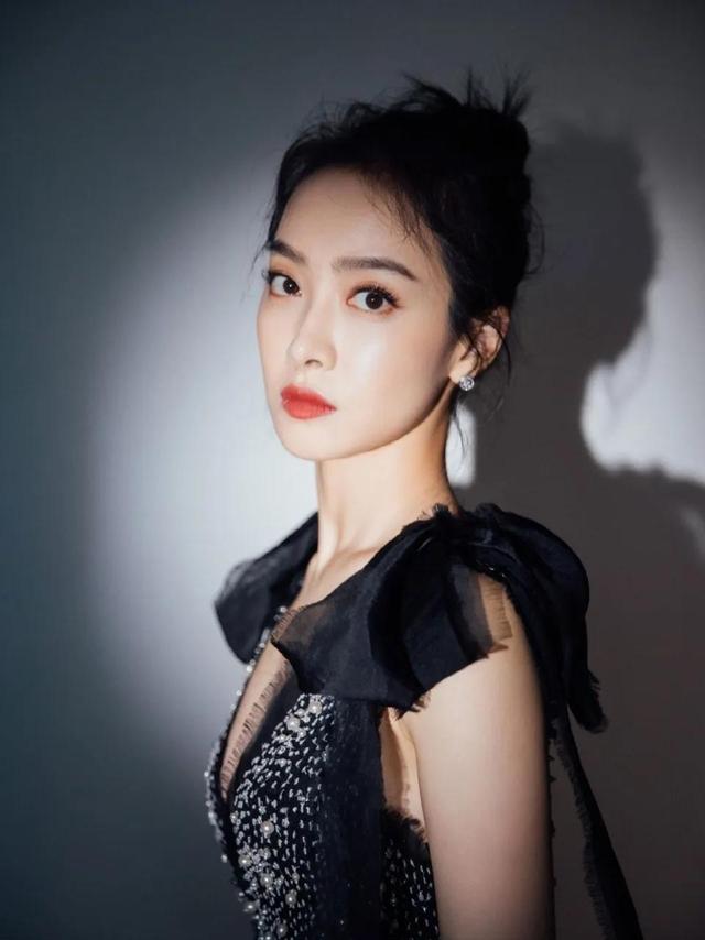 八位美女寫(xiě)真，風(fēng)姿綽約小天仙，驚鴻一瞥清流溪，有你喜歡的嗎？