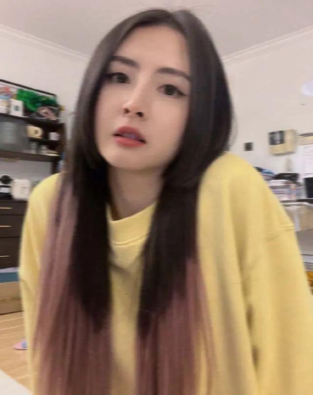 美女籃球主播小南曬照，黃色衣服吸睛，本人美到糊掉了