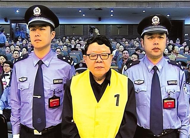 “打黑局長(zhǎng)”文強(qiáng)墮落史：霸占女警花10年，被捕時(shí)家中發(fā)現(xiàn)2000萬(wàn)